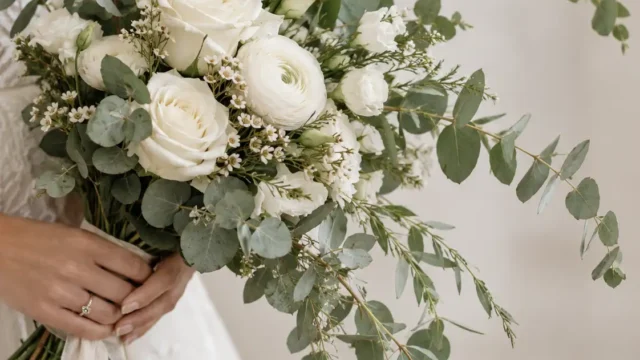 10 elegante Brautsträuße mit Eukalyptus und weißen Blüten für einen zeitlosen Hochzeitslook