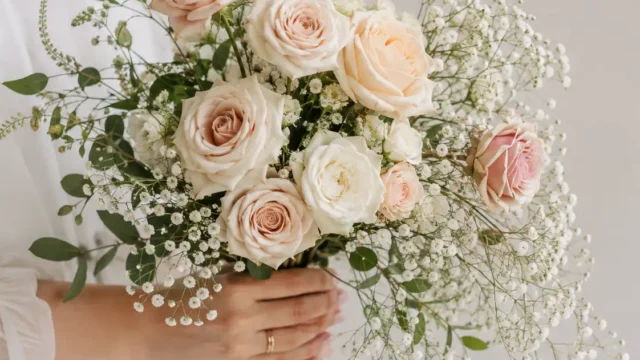 Schleierkraut-Brautsträuße mit Rosen für eine romantische Traumhochzeit