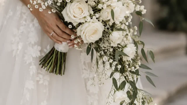 Weiße Rosen mit Schleierkraut für einen romantischen Brautstrauß